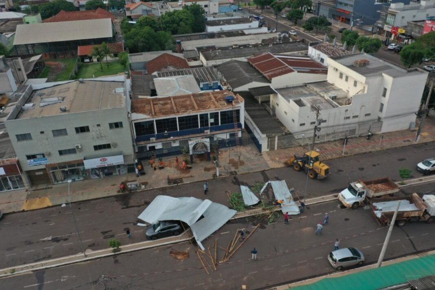 Temporal com granizo e ventos fortes causa destruição em bairros e no centro de Ponta Porã