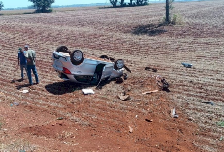 Mulher capota veículo durante tentativa de ultrapassagem