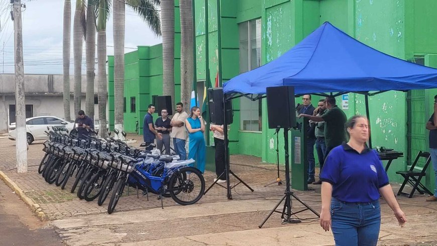 Agentes de saúde recebem bicicletas elétricas durante comemoração dos 62 anos de Antônio João