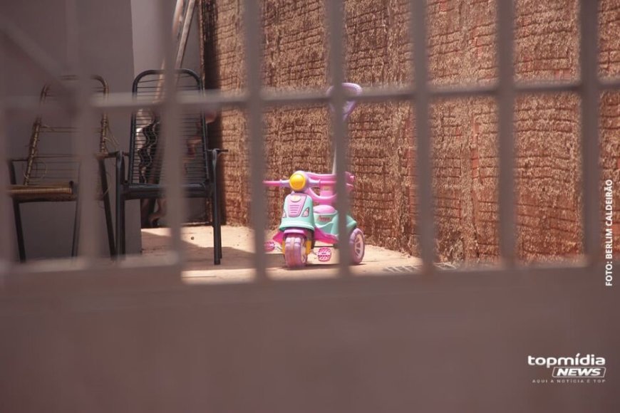Mãe usa madeira com pregos para bater nos filhos pequenos em Maracaju