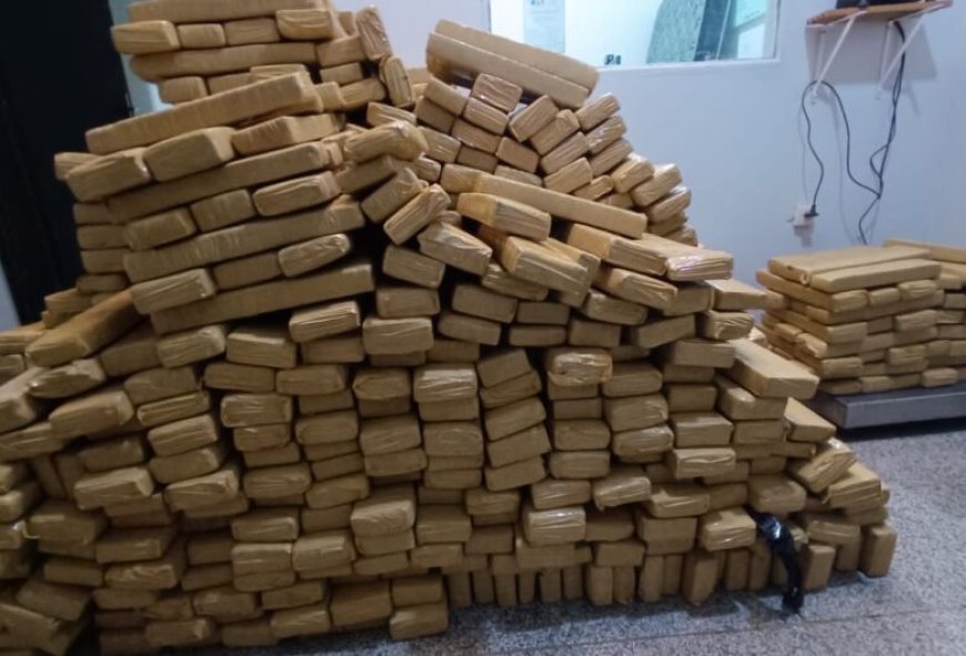 Carga de mais de 1 tonelada de droga é apreendida após perseguição; dois são presos
