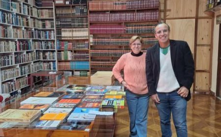 Professora Rita Lozano doa livros à biblioteca e reforça compromisso histórico com a  categoria