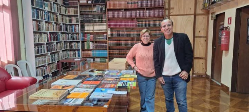 Professora Rita Lozano doa livros à biblioteca e reforça compromisso histórico com a  categoria